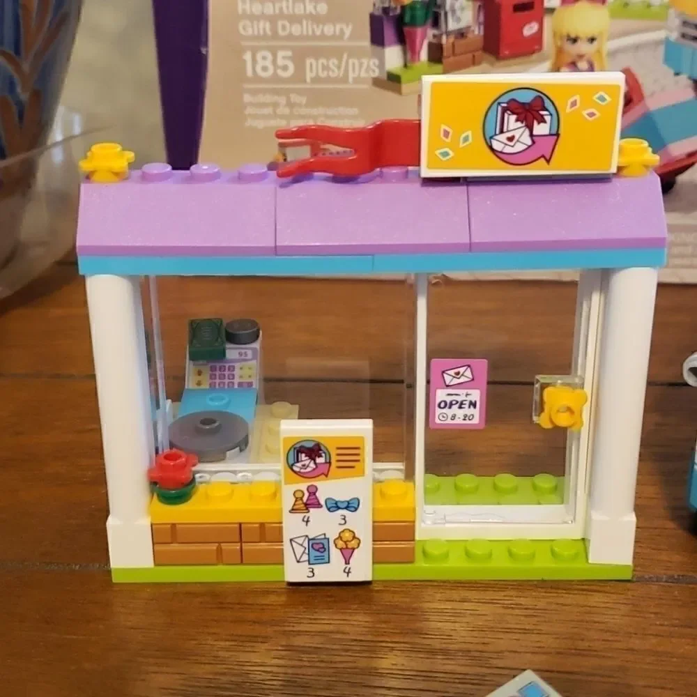 LEGO FRIENDS HEARTLAKE GIFT DELIVERY (RETIRED)